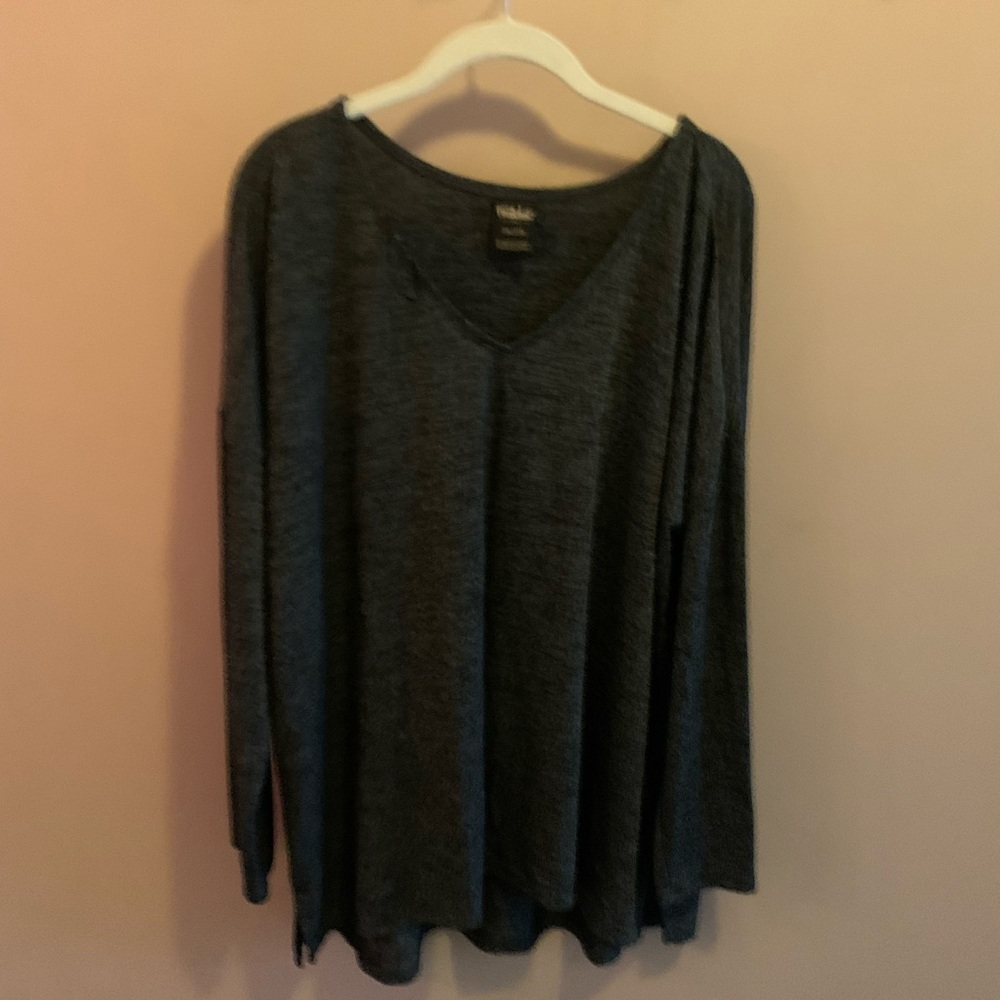 🌹 4/$30 FAR WEST WARDROBE BASIC LONG SLEEVE V-NECK TEE